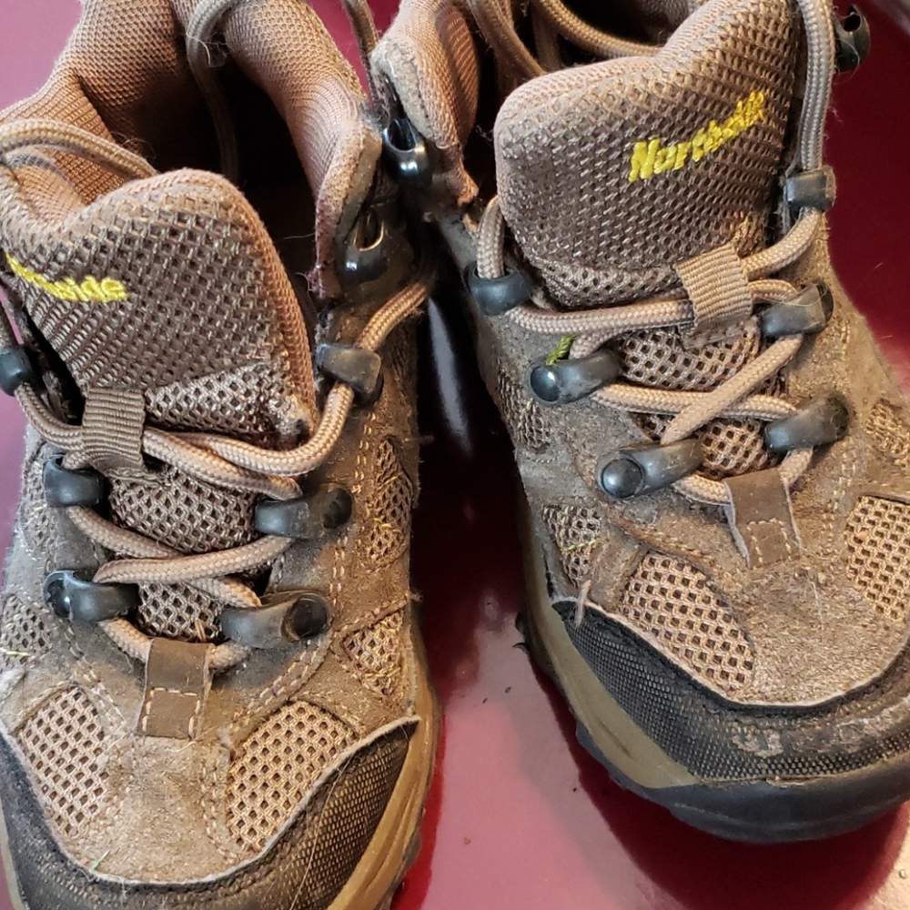 Kids hiking boots